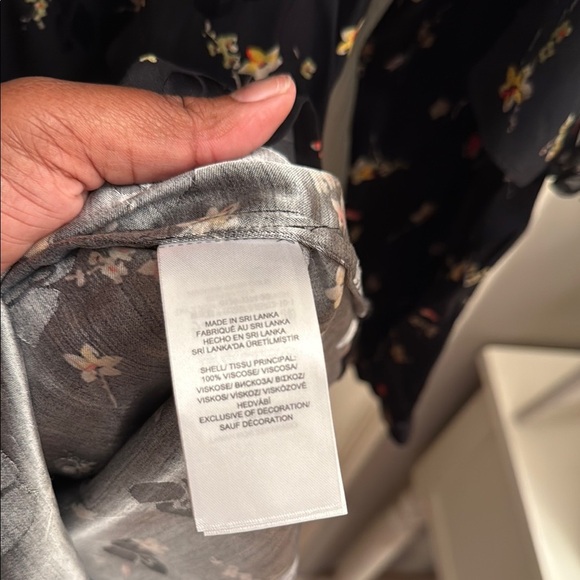 Lauren Ralph Lauren Black Long Sleeve floral with Ruffles on Sleeves. Size 8P - Picture 5 of 9